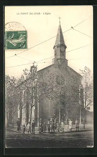 AK Le Point du Jour, Personnes devant l`Eglise