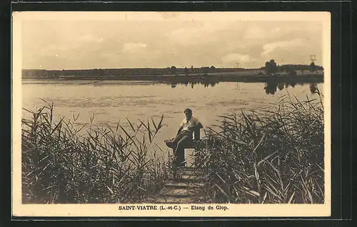 AK Saint-Viatre, Etang de Glop, Einheimischer sitzt am Flussufer