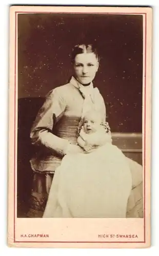 Fotografie H. A. Chapman, Swansea, Portrait hübsche Frau mit Kleinkind im Arm