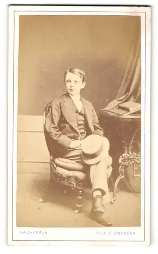 Fotografie H. A. Chapman, Swansea, Portrait junger Herr im Anzug mit Hut