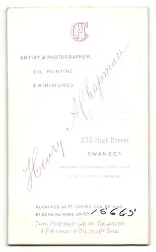 Fotografie H. A. Chapman, Swansea, Portrait junger Herr im Anzug mit Hut