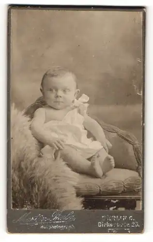Fotografie Martin Pauls, Berlin, Portrait eines Kleinkindes auf einem Stuhl sitzend