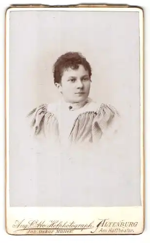 Fotografie Aug. Otto, Altenburg, Portrait junge Frau in modischer Bluse