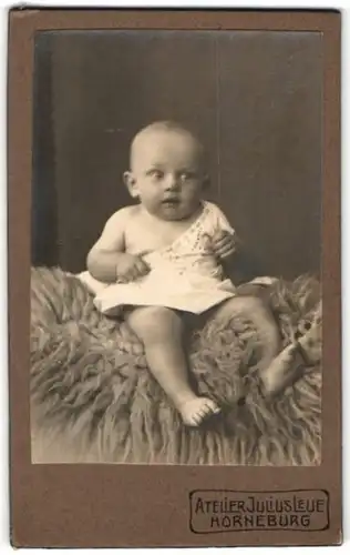 Fotografie Atelier Julius Leue, Horneburg, Portrait Bab im niedlichen Hemdchen
