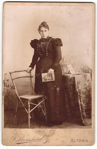 Fotografie S. Bernhard, Hamburg-Altona, Portrait bürgerliche Dame mit Buch an Stuhl gelehnt