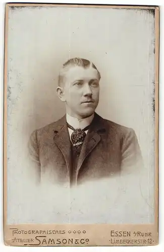 Fotografie Samson & Co., Essen a / Ruhr, Portrait charmanter Herr im Anzug mit Krawatte