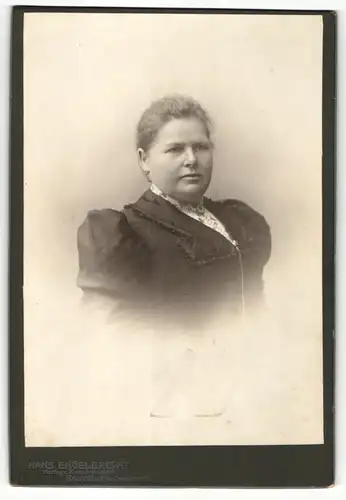 Fotografie Hans Engelbrecht, Bayreuth, Portrait Frau mit zusammengebundenem Haar