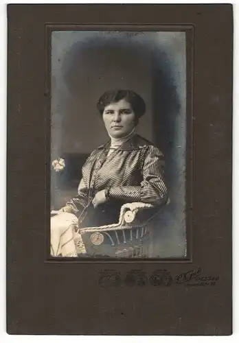 Fotografie L. K. Jué, Dessau, Portrait Frau mit zusammengebundenem Haar