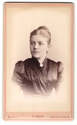 Fotografie H. Noack, Berlin, Portrait junge Dame im eleganten Kleid mit Kragenbrosche