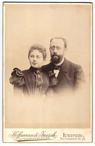 Fotografie Hoffmann & Jursch, Leipzig, Portrait bürgerliches Paar in eleganter Kleidung