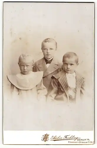 Fotografie Atelier Faehling, Berlin-N, Portrait zwei kleine Jungen und Mädchen in modischer Kleidung