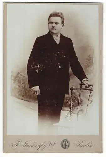 Fotografie A. Jandorf & Co., Berlin, Portrait junger Mann in Anzug mit Oberlippenbart