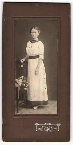 Fotografie Hans Schmitt, Windsheim, Portrait einer hübschen Dame in weissem bestickten Kleid mit Blumenstrauss