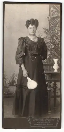 Fotografie Gabriel Specht, Lindenberg, Portrait einer hübschen Dame mit Hochsteckfrisur und Federfächer in der Hand