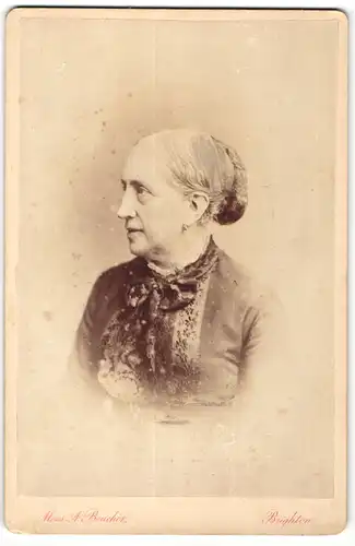 Fotografie A. Boucher, Brighton, Profilportrait Greisin mit zusammengebundenem Haar