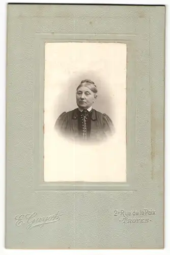 Fotografie E. Guyot, Troyes, Portrait betagte Dame mit zusammengebundenem Haar