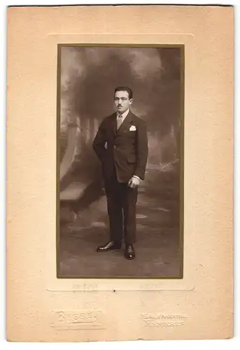 Fotografie Besse, Asnières, Portrait junger Herr in Anzug mit Krawatte