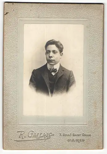 Fotografie R. Gallais, Paris, Portrait junger Mann in Anzug mit Fliege
