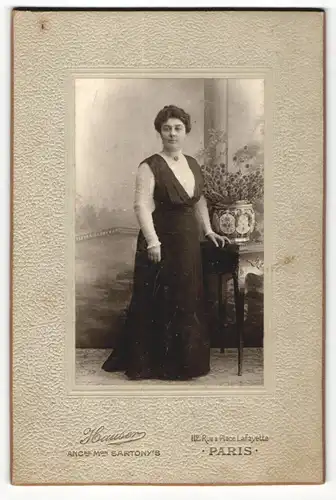 Fotografie Hauser, Paris, Portrait Dame mit zusammengebundenem Haar in Kleid