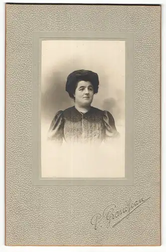 Fotografie P. Grandjean, Paris, Portrait Dame mit Hochsteckfrisur