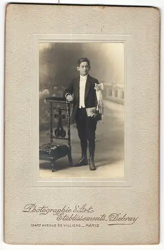 Fotografie Debray, Paris, Portrait Bub in festlicher Kleidung mit Ärmelschleife