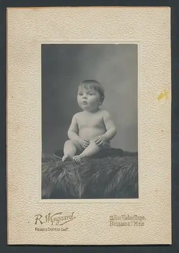 Fotografie R. Wyngaaard, Boulogne s/Mer, Portrait nackiger Säugling