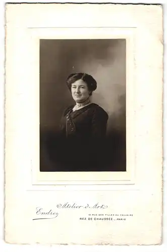 Fotografie Endrey, Paris, Portrait Dame mit Hochsteckfrisur