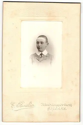 Fotografie E. Boulin, Orléans, Portrait Knabe mit kurz geschorenem Haar