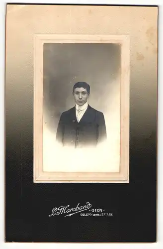 Fotografie L. Marchand, Gien, Portrait junger Mann in Anzug mit Krawatte