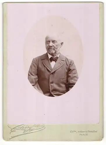 Fotografie Chéry, Paris, Portrait betagter Herr in Anzug