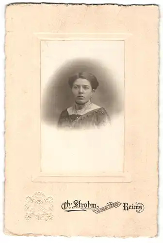 Fotografie Ch. Strohm, Reims, Hübsche Französin im Sonntagskleid
