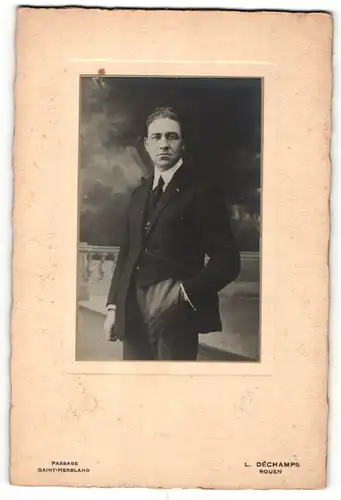 Fotografie L. Déchamps, Rouen, Geschäftsmann in elegantem Anzug