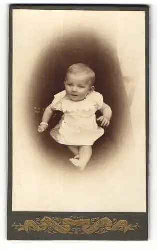 Fotografie unbekannter Fotograf und Ort, Portrait niedliches Baby im weissen Kleidchen
