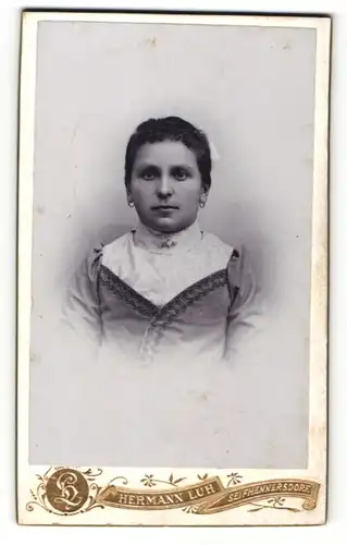 Fotografie Hermann Luh, Seifhennersdorf, Portrait bezaubernde Frau mit Ohrschmuck