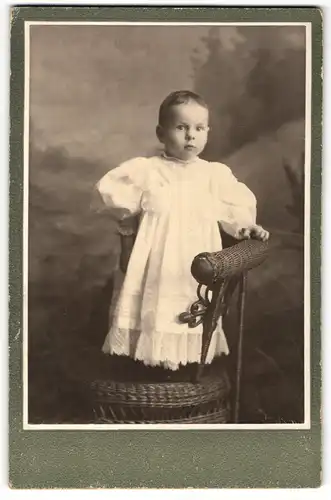 Fotografie unbekannter Fotograf und Ort, Portrait Kleinkind in Kleid