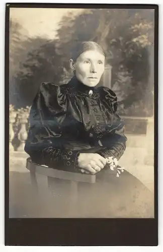 Fotografie unbekannter Fotograf und Ort, Portrait Witwe in festlicher Kleidung mit Brosche mit Portrait