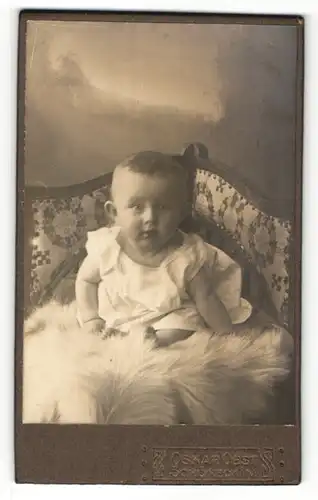 Fotografie Oskar Obst, Schöneck, Portrait niedliches Kleinkind im weissen Kleidchen