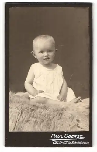 Fotografie Paul Oberst, Oelsnitz, Portrait süsses Baby im weissen Kleidchen