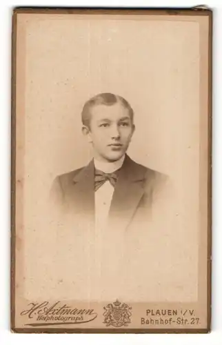 Fotografie H. Axtmann, Plauen, Portrait junge Herr mit Fliege im Anzug