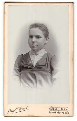 Fotografie Paul Oberst, Oelsnitz, Portrait junge Dame in grauer Bluse