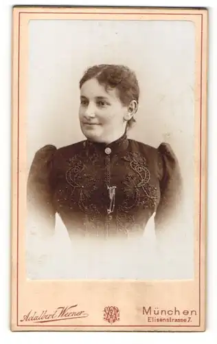 Fotografie Adalbert Werner, München, Portrait dunkelhaarige Frau in besticktem Kleid