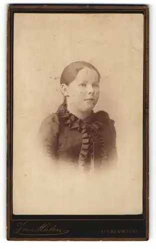 Fotografie J. von Halen, Luckenwalde, Portrait hübsches Mädchen im schwarzen Kleid