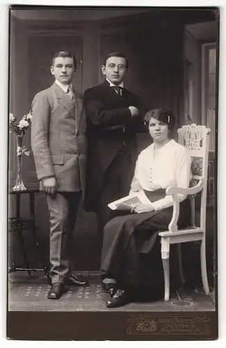 Fotografie Arno Pautzsch, Dresden-N., Zwei elegante Herren und eine hübsche Dame