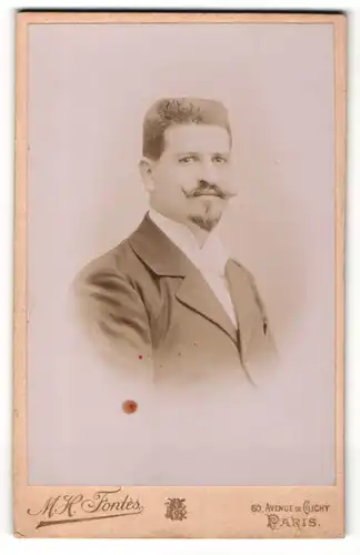 Fotografie M. H. Fontes, Paris, Portrait charmanter Herr mit Schnäuzer im Jackett