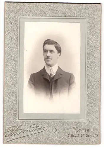 Fotografie M. Boisdon, Paris, Portrait dunkelhaariger charmanter Mann in Krawatte und Jackett