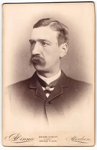Fotografie A. Dinnie, Aberdeen, Portrait eines Herren mit Oberlippenbart