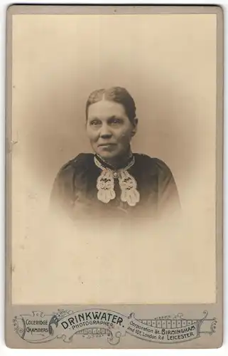 Fotografie Drinkwater, Birmingham, Portrait einer Dame mit zusammengebunden Haaren