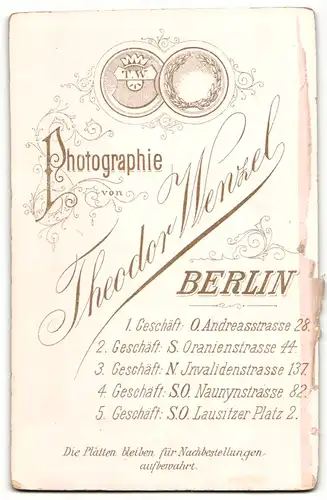 Fotografie Theodor Wenzel, Berlin, Portrait eines jungen Mannes im Anzug