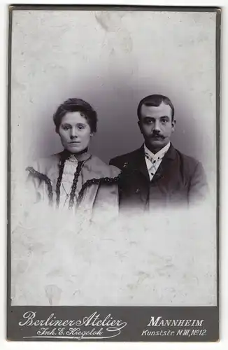 Fotografie Berliner Atelier, Mannheim, Portrait eines Ehepaares in eleganter Kleidung
