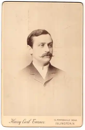 Fotografie Harry Cecil Turner, Islington, Portrait eines Herren mit Schnauzbart im Anzug